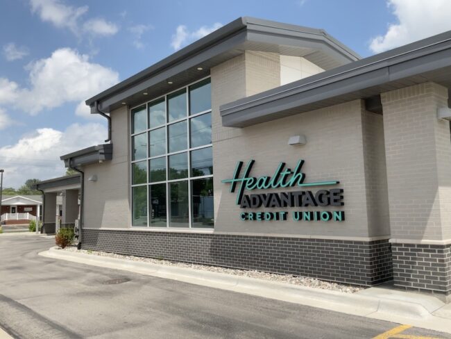 Front of the building of Health Advantage Credit Union in Midland Michigan. Featuring Vintage Black Velour brick manufactured. Masonry work by Boettcher Masonry.