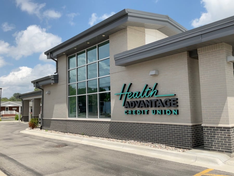 Front of the building of Health Advantage Credit Union in Midland Michigan. Featuring Vintage Black Velour brick manufactured. Masonry work by Boettcher Masonry.